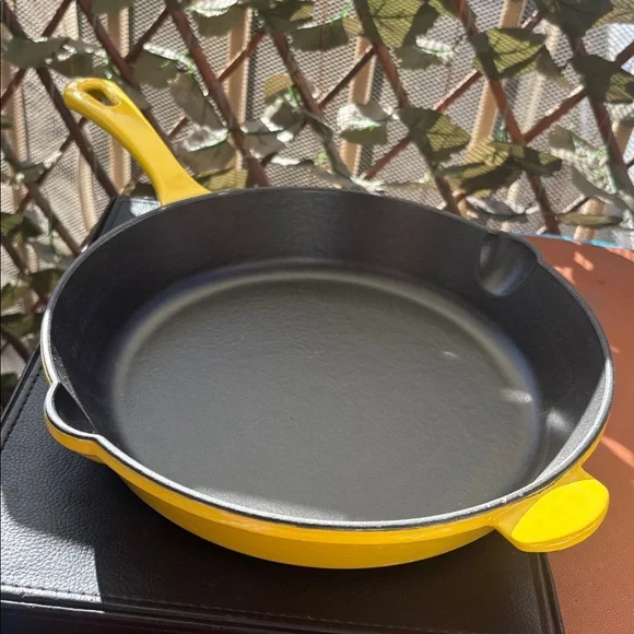 Cuisinart Chef’s Classic Enameled Cast Iron Cookware 10” Skillet in Lemon Yellow - Picture 5 of 7